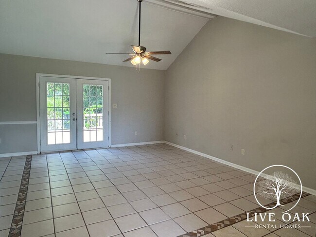 Building Photo - MOVE IN SPECIAL: $500 OFF 1ST MONTH'S RENT!**