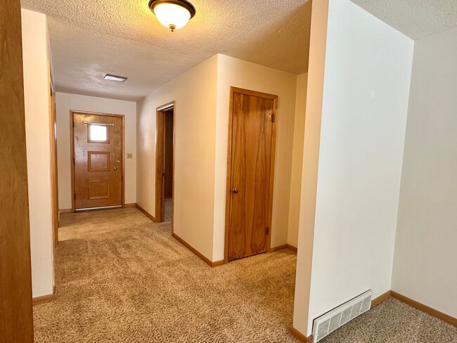 Building Photo - 3 Bedroom 2.5 Bath - South Fargo