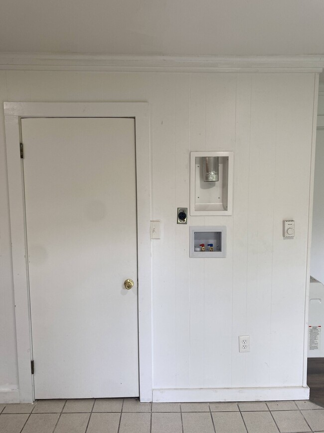 Building Photo - Chestnut Grove Village 23