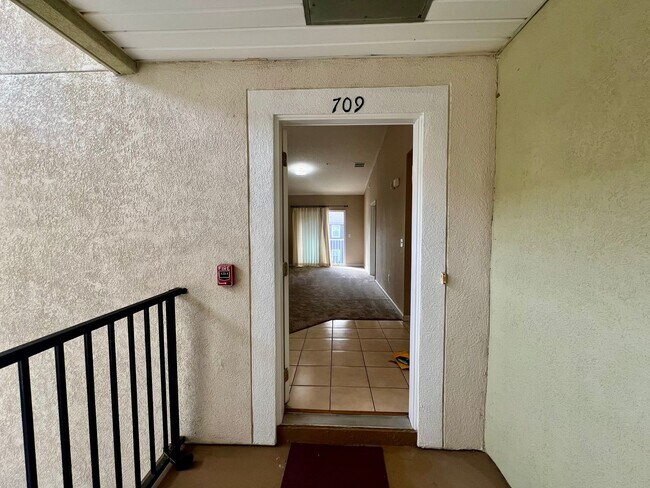 Foto del edificio - Gated Comfort Condo, Poolside Vibes: Your Next Home Awaits at Merrill Pines