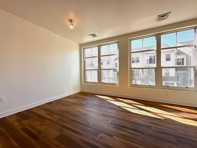 Foto del edificio - 55 Mallory Ave
