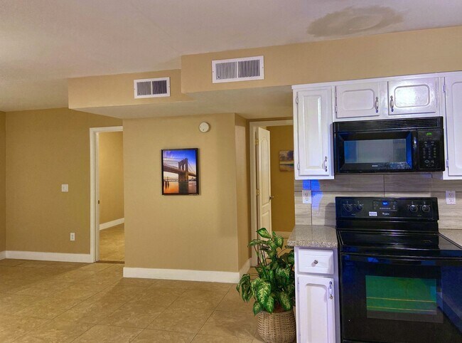 Foto del edificio - OPEN HOUSE ON coming $1695 3BR 2BA REMODELED HOUSE-TILE, GRANITE, ISLAND, REMODELED