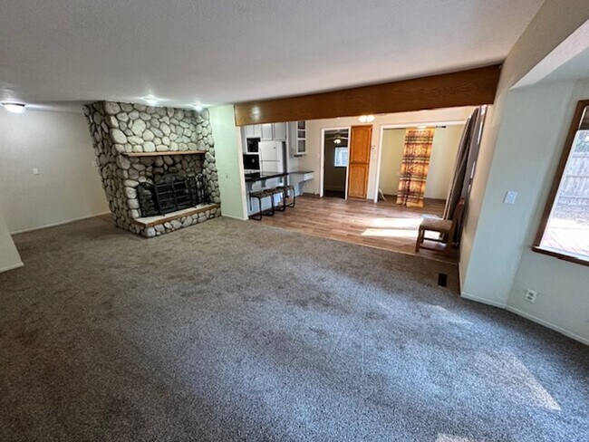 Foto del edificio - Single level home w/ 3Bd and 2 Ba! Availab...