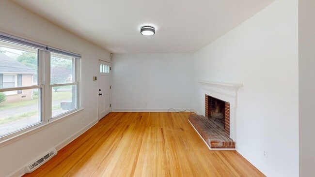 Photo - 1510 Woodhill Ln House