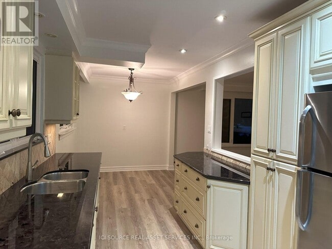 Building Photo - 570 Wingrove Crescent