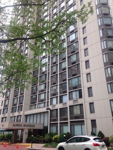 Foto del edificio - 45 River Dr