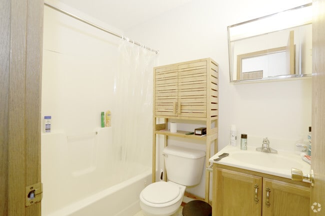 1 Bedroom - Bathroom - Kobuck Apartments