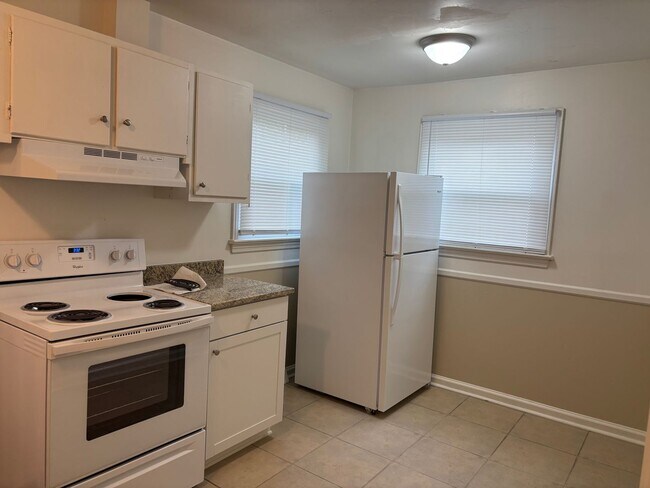 Foto del edificio - 3 BEDROOM, 1 BATH, 900 SQ FT, GAS HEAT, WINDOW AC