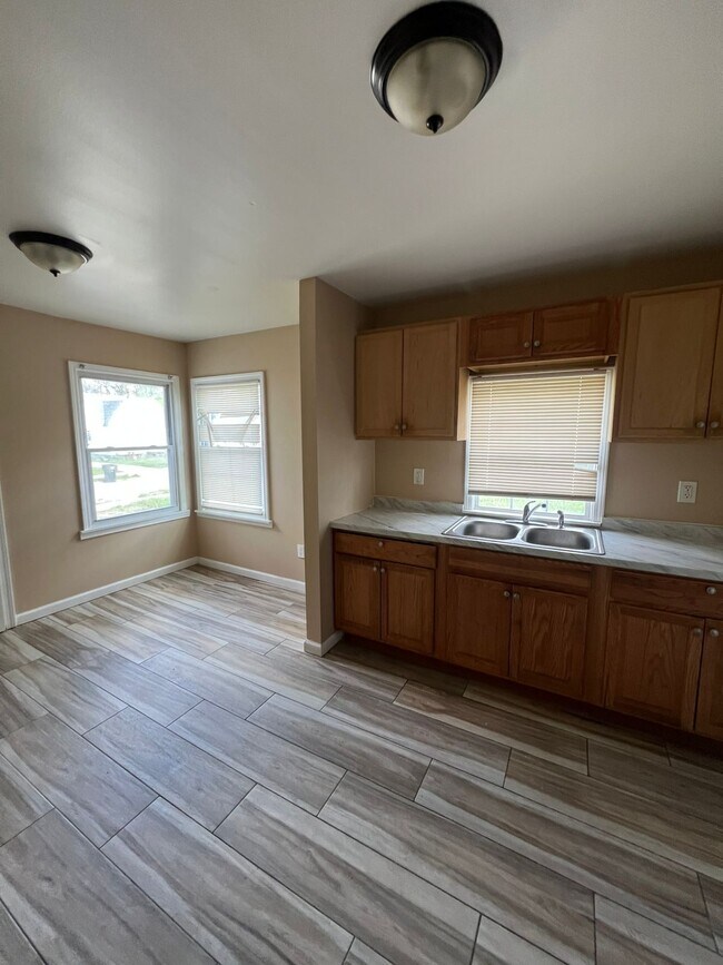 Foto del edificio - 8451 Rosemont Ave