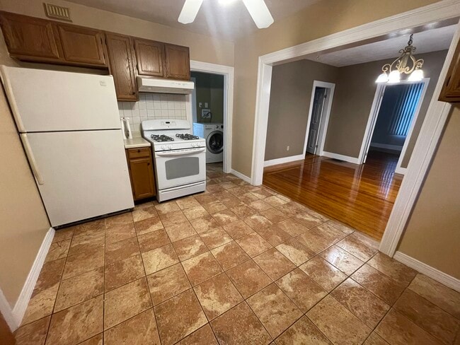 Kitchen - 39 Armstrong Ave