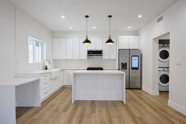 Foto del edificio - Luxury Living with Massive Private Yard in Downtown Burbank!