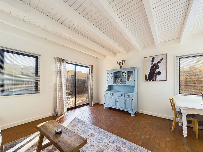 Building Photo - Beautiful Condo Available Now!