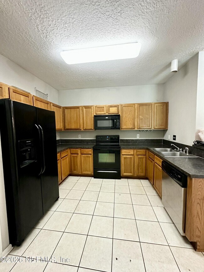 Foto del edificio - 6985 Ortega Woods Dr
