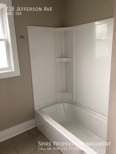 Building Photo - Tons of room to move around in this huge d...