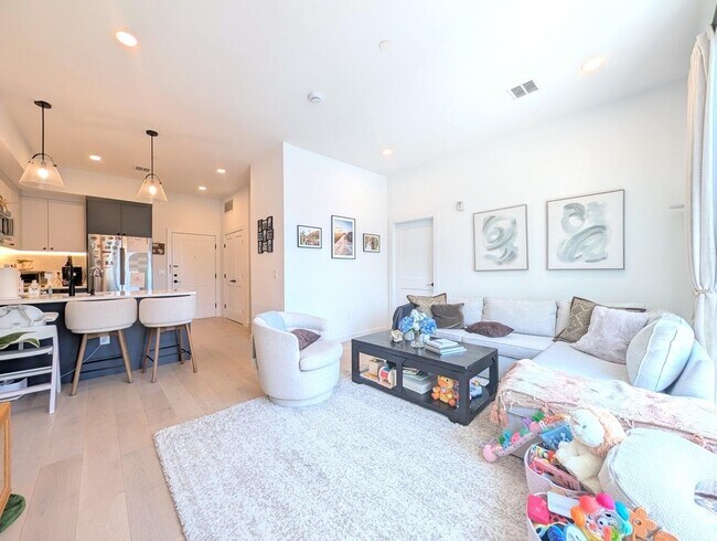 Building Photo - 425 3rd St