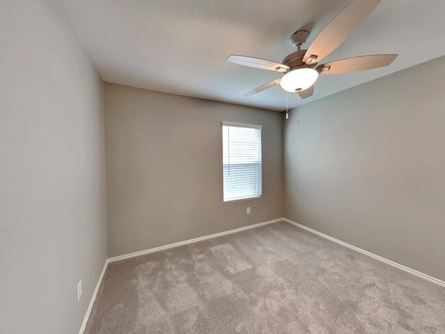 Building Photo - 315 E 9th St