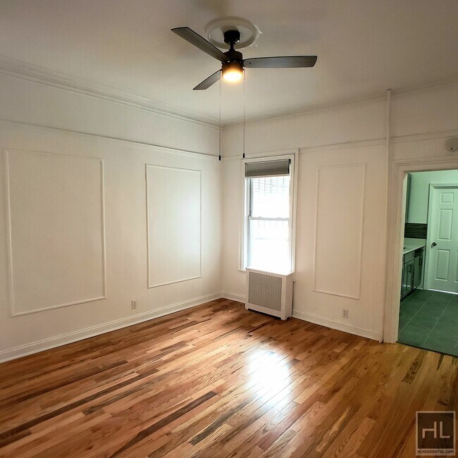 Foto del edificio - Floor through 3 Bedroom with backyard on W...