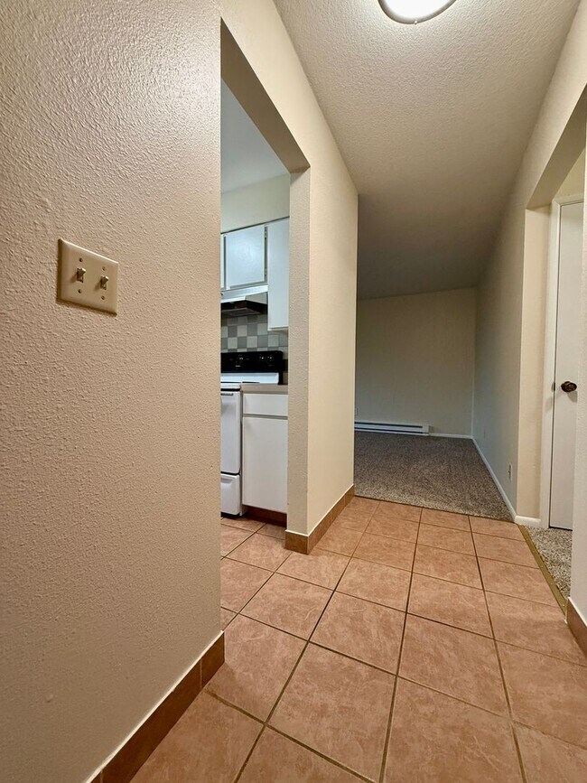 Building Photo - Vintage Upstairs 2 Bedroom With Patio In Hollywood District ~ Near It All! Off Street Parking~ Pe...