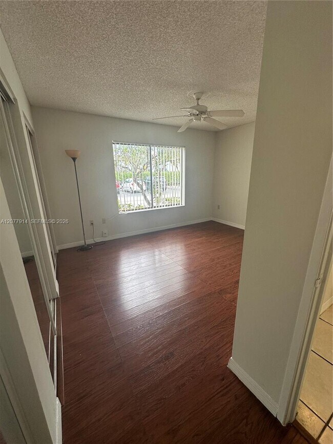 Foto del edificio - 8418 Coral Lake Way