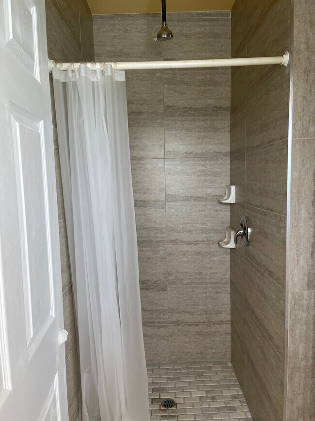 Shower - 10600 Lemona Ave