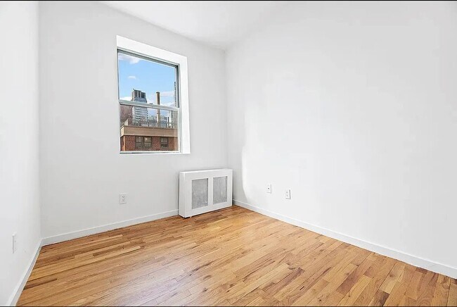 Foto del edificio - 239 W 63rd St