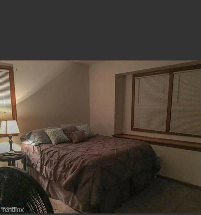 Building Photo - 1348 Carriage Hill Dr SE