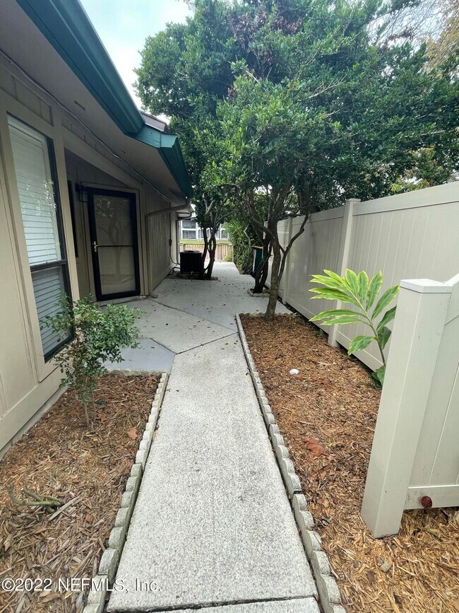 Building Photo - 9328 Arbolita Way