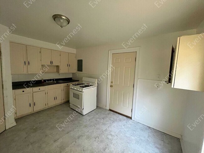 Building Photo - 17419 Lincoln Ave