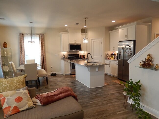 Building Photo - 2886 Fontana St