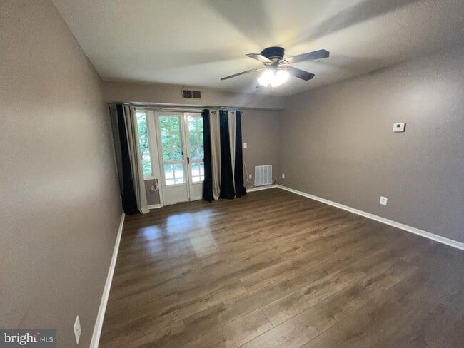 Foto del edificio - 5904 Bayshire Rd