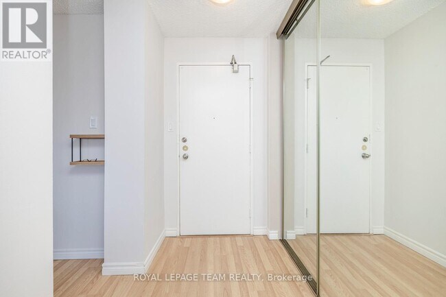 Photo du bâtiment - 665-665 Bathgate Dr