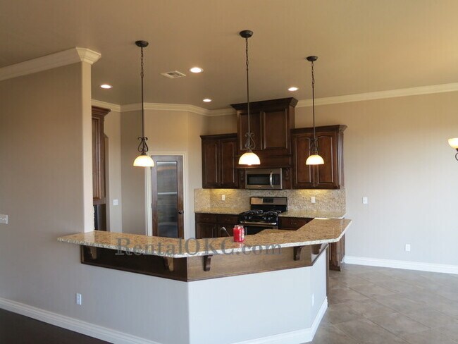 Building Photo - Stunning 3 Bed/2 Bath with office with bea...