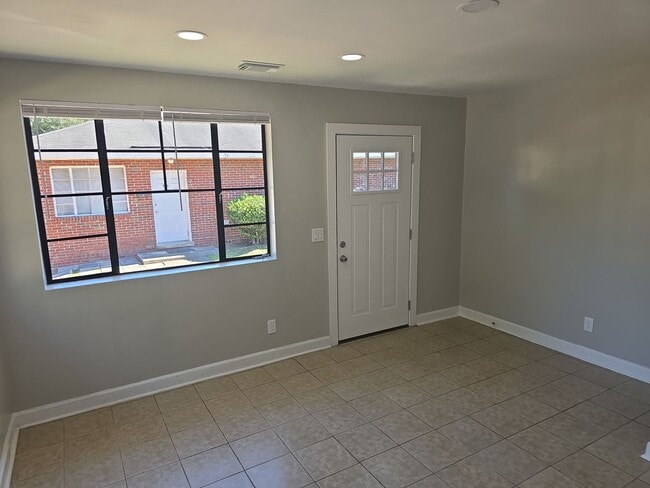 Building Photo - 2 Bedroom 1 bath off of Meeting st closed ...
