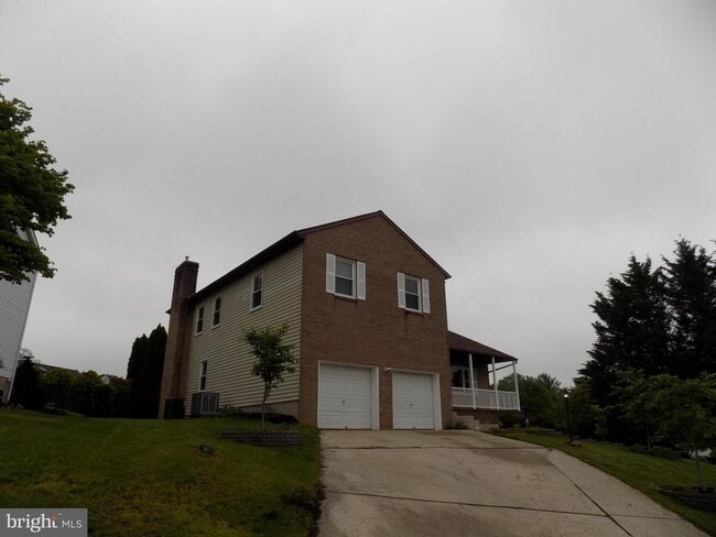 Building Photo - 911 Hedgerow Ct