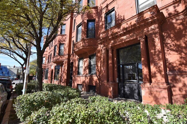 Building Photo - 710 W Grace St