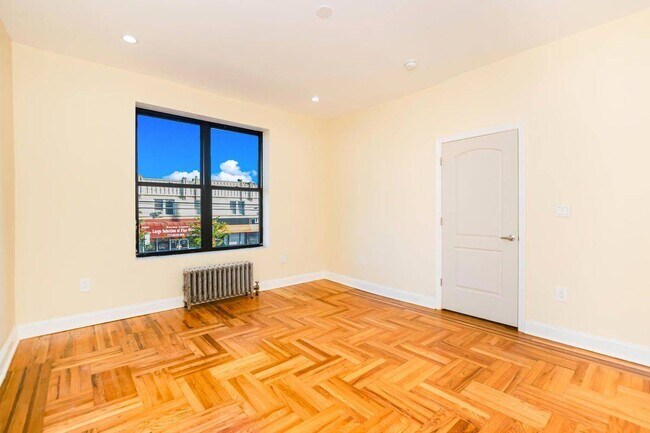 Foto del edificio - 1003 Morris Park Ave