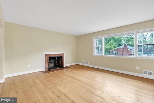 Building Photo - 664 S Greenbrier St