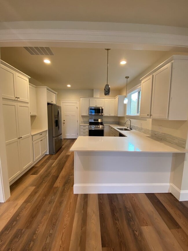 Building Photo - Recently Updated and Remodeled House in th...