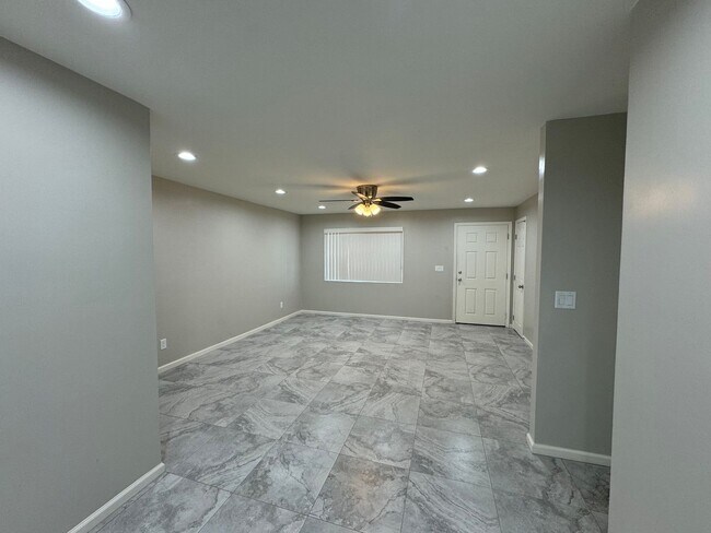 Building Photo - Single story home 3 bedrooms 1 bath, No HOA