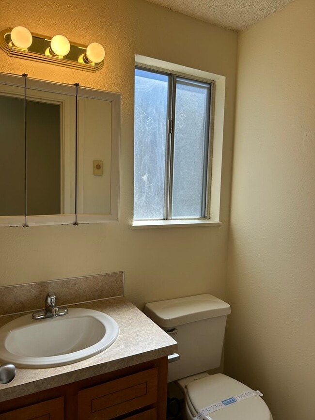 Building Photo - (749) Jackson Square - 2 Bedroom / 1.5 Bat...