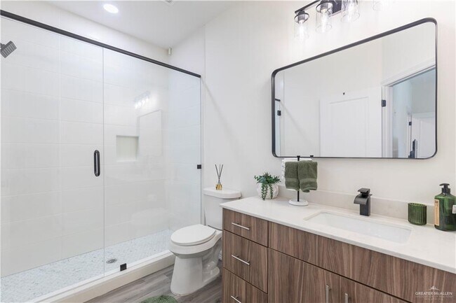 Building Photo - 7 Clarence Dr