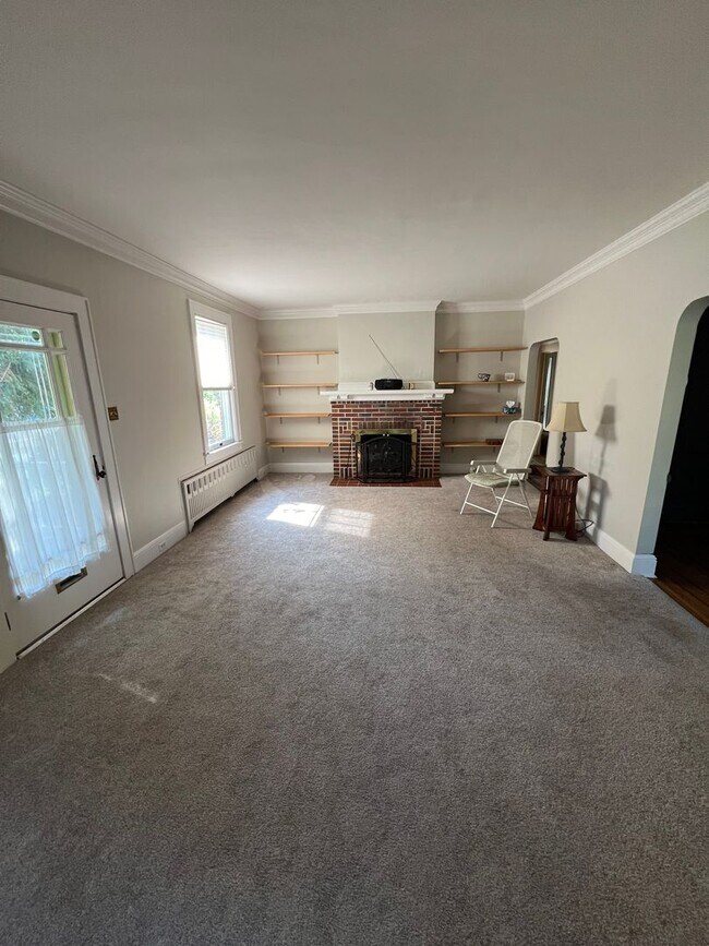 Building Photo - Beautiful 4 BR Brick Cape Cod in Lancaster!