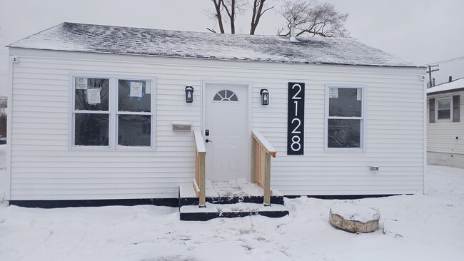 Building Photo - 2128 Vermont St