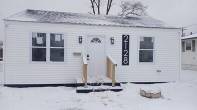 Building Photo - 2128 Vermont St