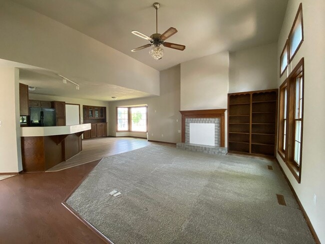 Building Photo - Spacious 3 Bedroom 2 Bath Home