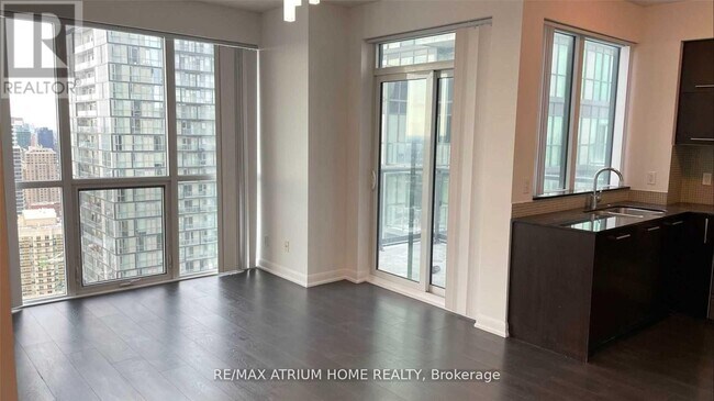 Photo du bâtiment - 5162 Yonge St