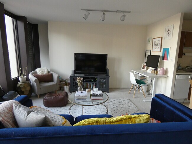 Building Photo - 100 E Walton St