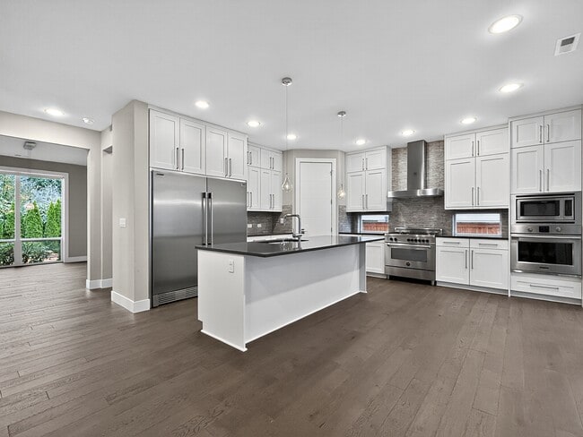 Building Photo - 2821 Garden Ave N