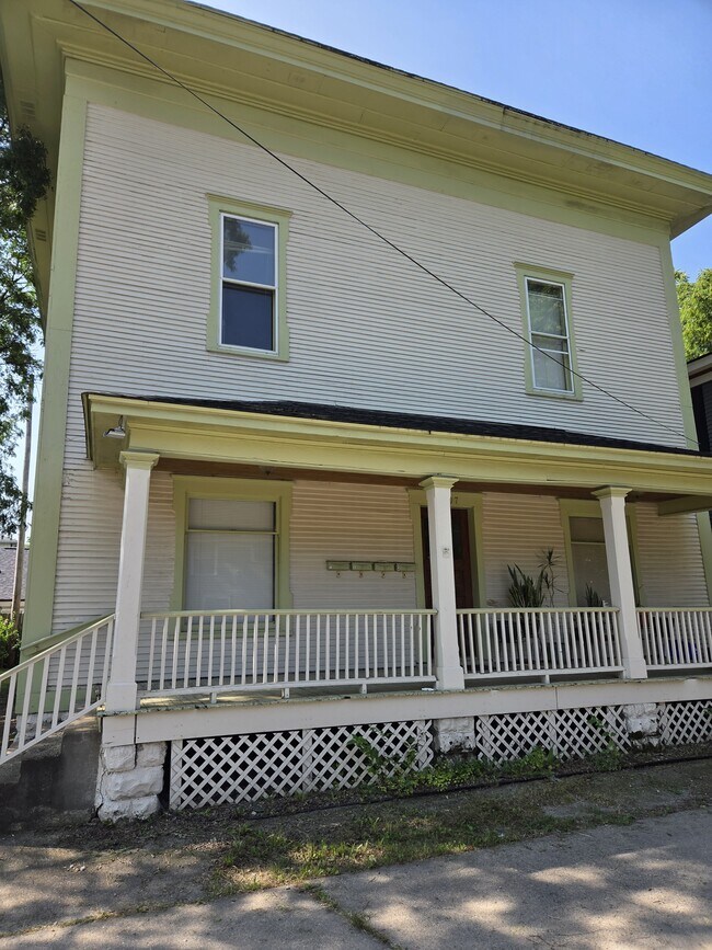 Building Photo - 807 Ferris Ct