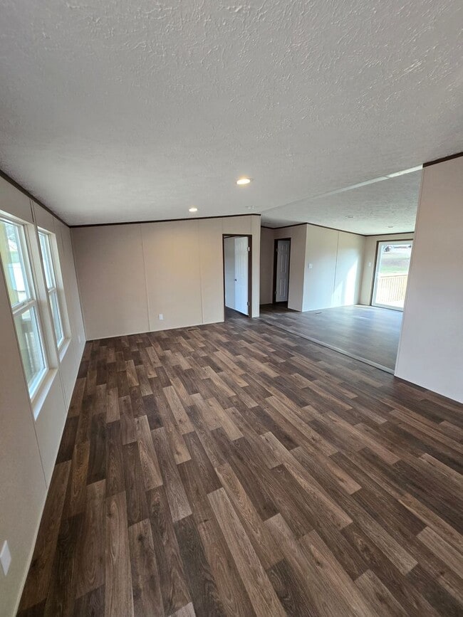 Building Photo - For Rent: Beautiful 3 Bedroom, 2 Bathroom Home